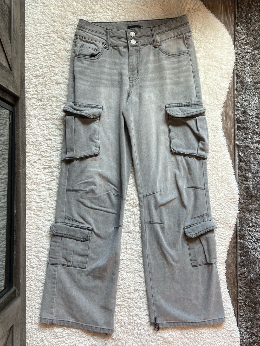 Refuge Women’s Light Gray Wash Wide Leg Cargo Denim Jeans Distressed (01)